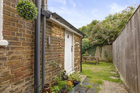 30 Gordon Road, HP13 6ER-10.jpg