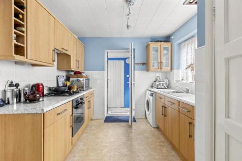 46 Buckingham Drive, HP13 7XS-6.jpg