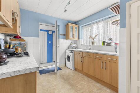 46 Buckingham Drive, HP13 7XS-5.jpg