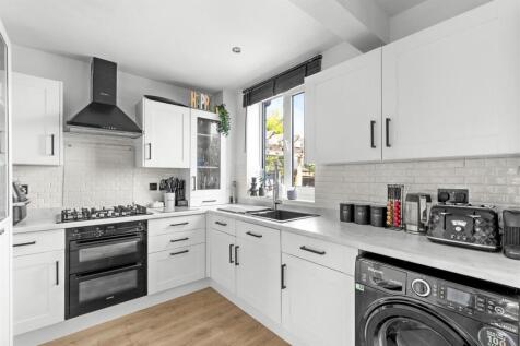 27 Kendalls Close, HP13 7NN-9.jpg