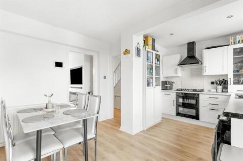 27 Kendalls Close, HP13 7NN-10.jpg