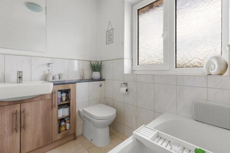 27 Kendalls Close, HP13 7NN-6.jpg