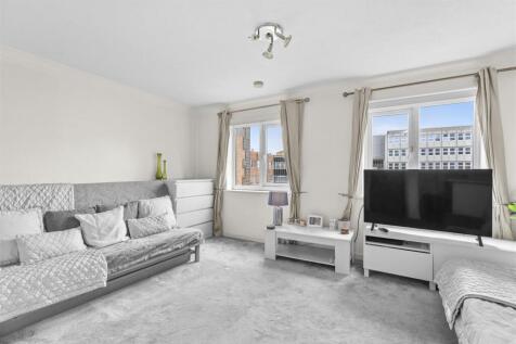 15 Kingfisher Court, Queen Alexandra Road, HP11 2H