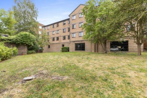 15 Kingfisher Court, Queen Alexandra Road, HP11 2H