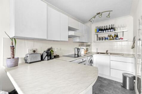 15 Kingfisher Court, Queen Alexandra Road, HP11 2H