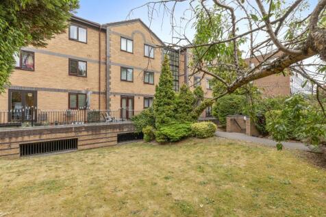 15 Kingfisher Court, Queen Alexandra Road, HP11 2H