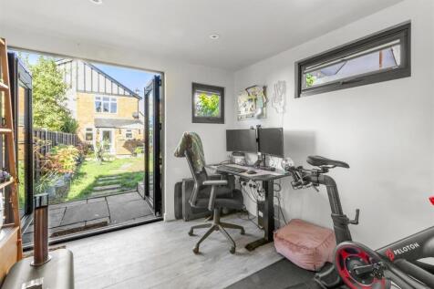 18 Cromwell Road, HP13 7AN-13.jpg