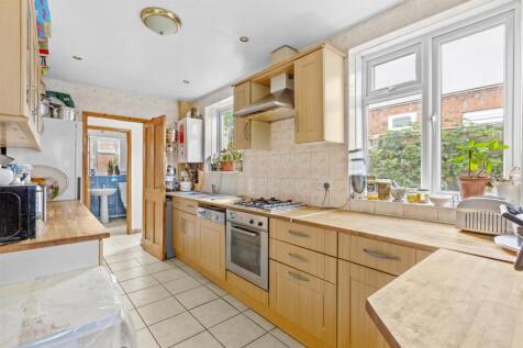 13 Wendover Street, HP11 2JE-7.jpg