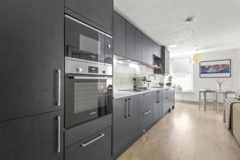 5 Trinity Place, Easton Street, HP11 1WN-16.jpg
