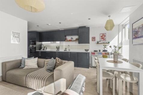 5 Trinity Place, Easton Street, HP11 1WN-18.jpg