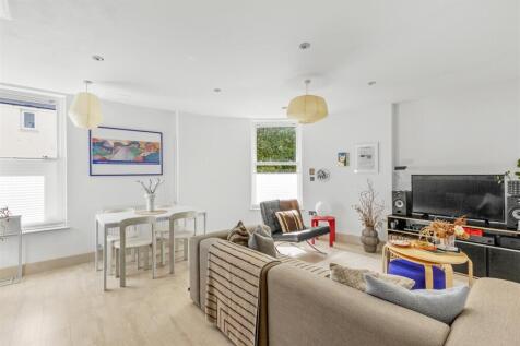 5 Trinity Place, Easton Street, HP11 1WN-9.jpg