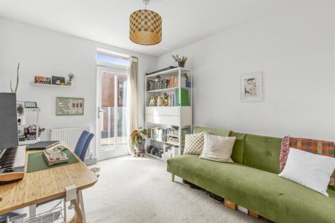 5 Trinity Place, Easton Street, HP11 1WN-1.jpg