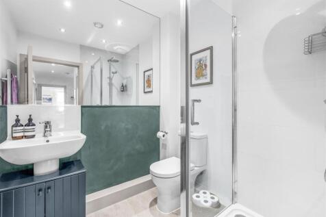 5 Trinity Place, Easton Street, HP11 1WN-2.jpg