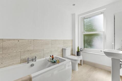 5 Trinity Place, Easton Street, HP11 1WN-5.jpg