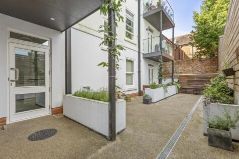 5 Trinity Place, Easton Street, HP11 1WN-11.jpg