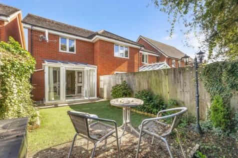 46 Milton Place, HP13 7DN-10.jpg