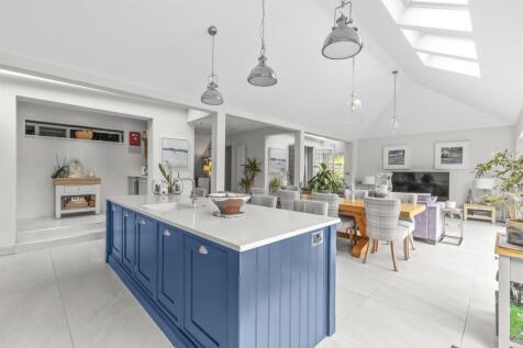87 Hamilton Road, HP13 5BQ-17.jpg