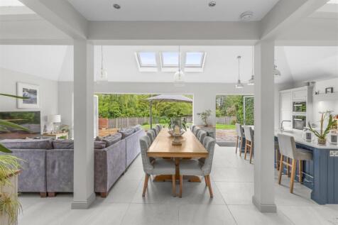 87 Hamilton Road, HP13 5BQ-12.jpg