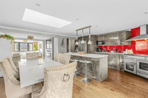 12 Salisbury Road, HP13 6UL-6.jpg