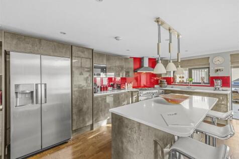 12 Salisbury Road, HP13 6UL-7.jpg