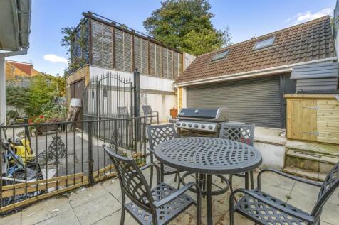12 Salisbury Road, HP13 6UL-2.jpg