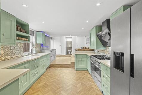 14 Pinions Road, HP13 7AT-11.jpg