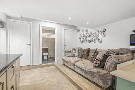 14 Pinions Road, HP13 7AT-12.jpg
