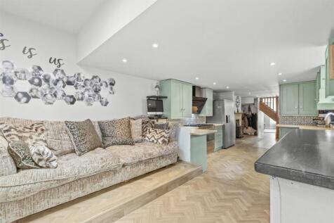 14 Pinions Road, HP13 7AT-14.jpg
