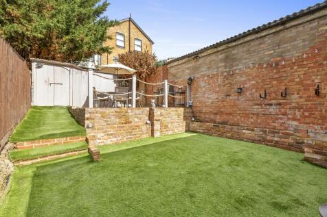 14 Pinions Road, HP13 7AT-3.jpg