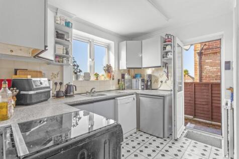 14 Hunt Road, HP13 7RE-6.jpg