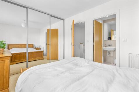 57 Chequers Avenue, HP11 1GD-4.jpg