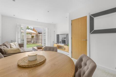 57 Chequers Avenue, HP11 1GD-6.jpg