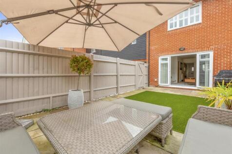 57 Chequers Avenue, HP11 1GD-12.jpg