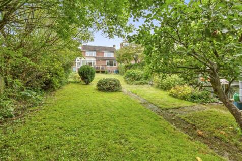 10 Beaconsfield Avenue, HP13 5EN-13.jpg