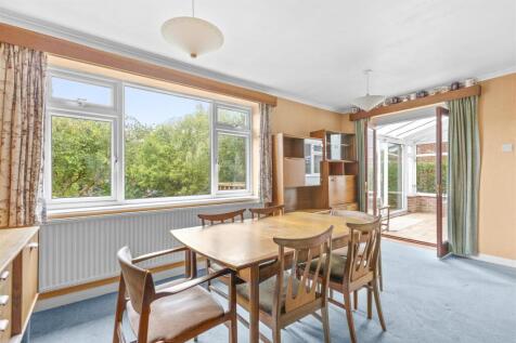 10 Beaconsfield Avenue, HP13 5EN-7.jpg