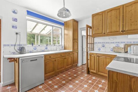 10 Beaconsfield Avenue, HP13 5EN-9.jpg