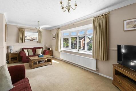 11 Calverley Crescent, HP13 5EU NEW-9.jpg