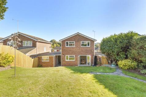 11 Calverley Crescent, HP13 5EU-13.jpg
