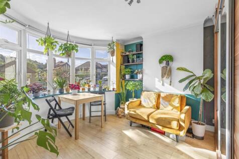 Flat 1, 52 Whitelands Road, HP12 3EL-5.jpg