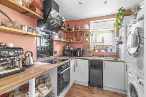 Flat 1, 52 Whitelands Road, HP12 3EL-4.jpg