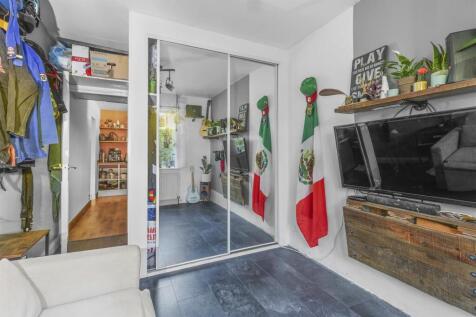 Flat 1, 52 Whitelands Road, HP12 3EL-2.jpg