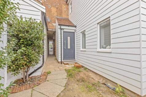9 High Street, HP14 3JF-11.jpg