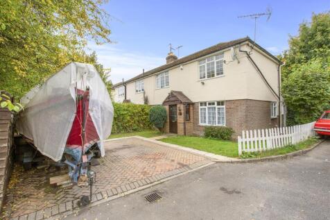 FRONT OF HOUSE & DRIVEWAY