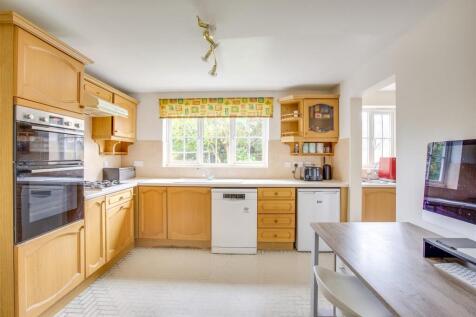 12 The Spinney, HP11 1QE-10.jpg