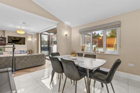 40 Rosebery Ave, HP13 7AL-5.jpg