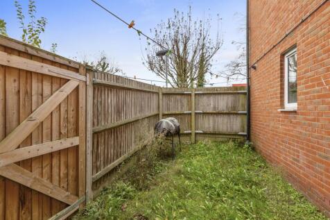 1 Terriers End, HP13 7DB-4.jpg