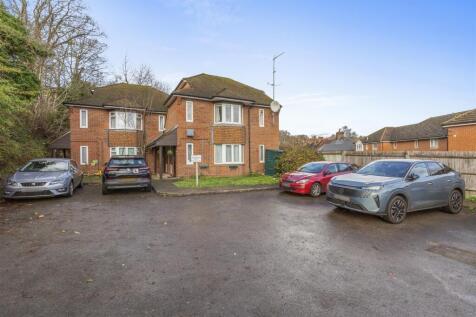 141d Totteridge Rd, HP13 6HR-12.jpg