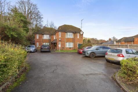 141d Totteridge Rd, HP13 6HR-13.jpg