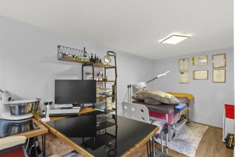 20 Davies Court, Carrington Rd, HP12 3JF-12.jpg