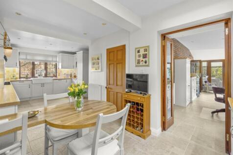 15 Pretoria Rd, HP13 6QW-14.jpg